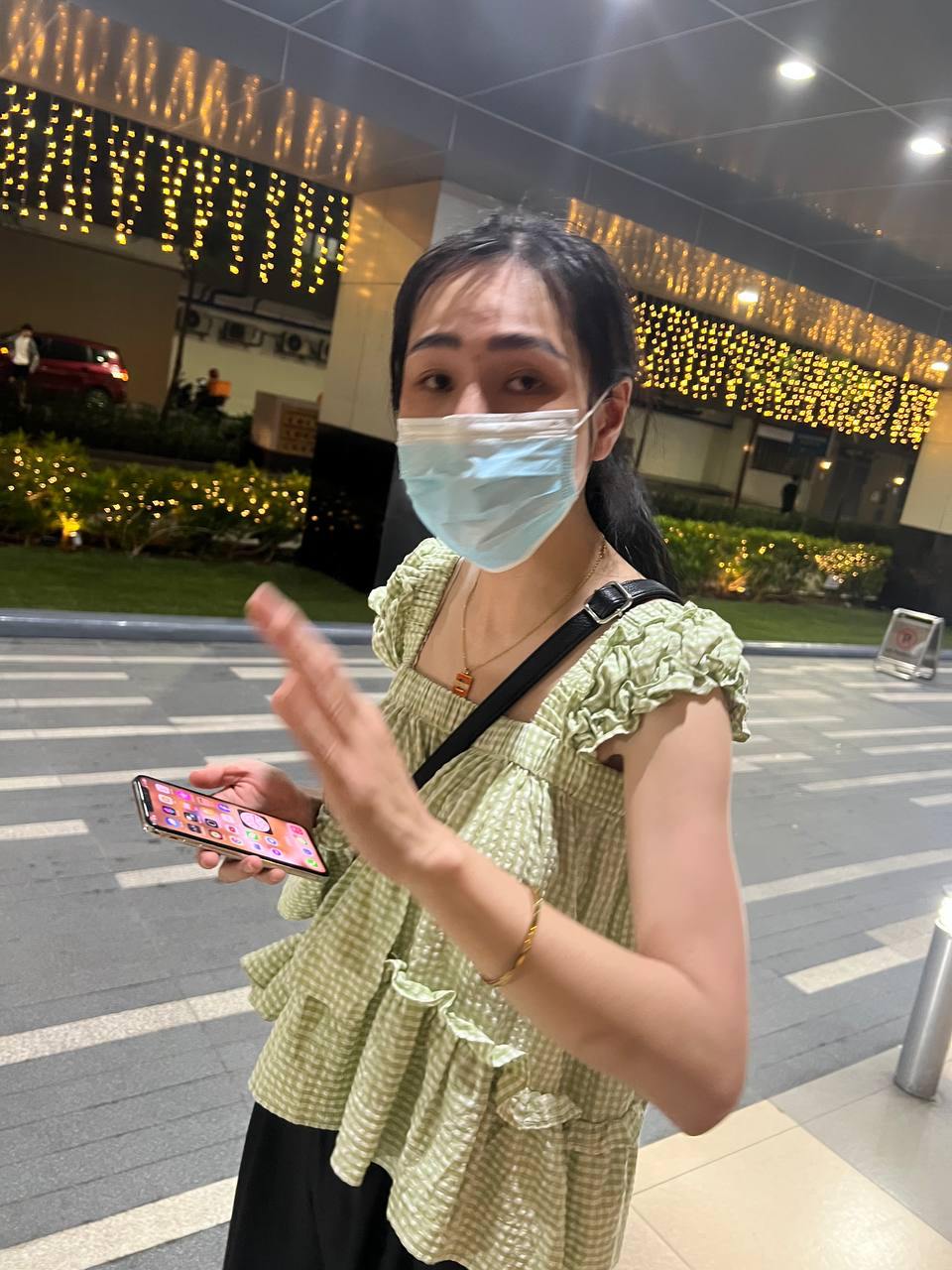 我要曝光一个越南妓女换汇的套路，目前至少已经有四个群友上当受骗并且闹到警局了，都是涉及U的套路