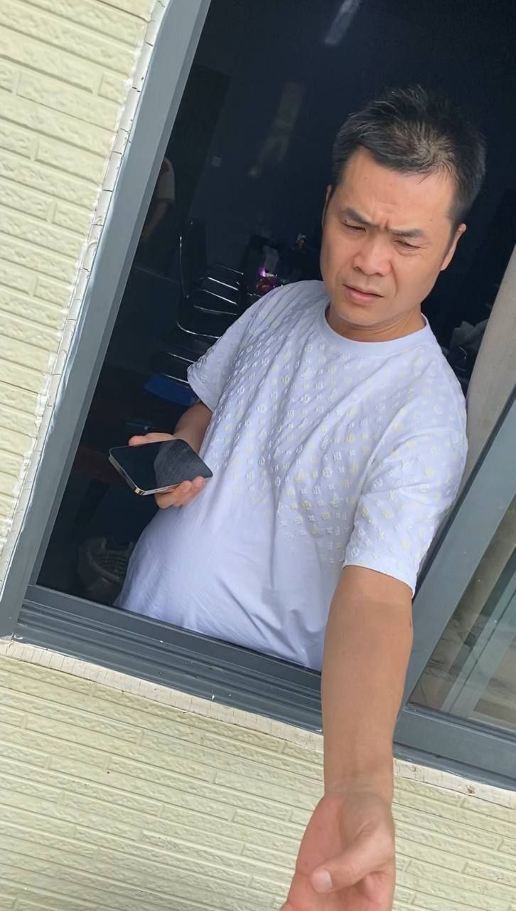 吴世红 汉族  #福建省泉州市晋江市  我的员工很多。我不发工资。出事了不管。欢迎举报我。我不怕你们举报