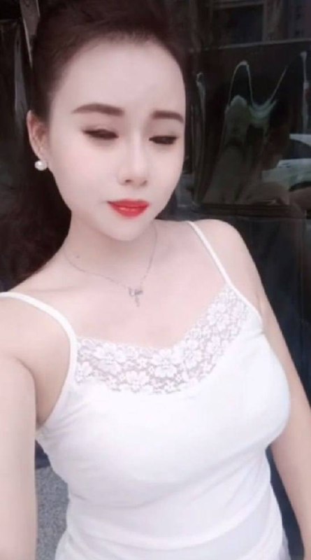 扶手狗推两不误，这个女的是中国人叫王琦美